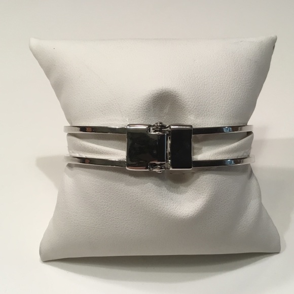 Quatrefoil Bangle - Picture 2 of 3